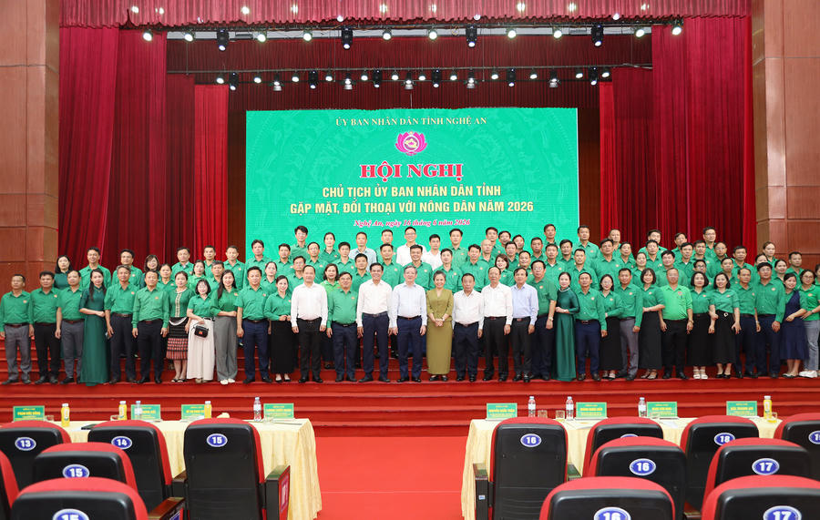 Lãnh đạo Trung ương Hội Nông dân Việt Nam, tỉnh Nghệ An chụp ảnh lưu niệm với các đại biểu.
