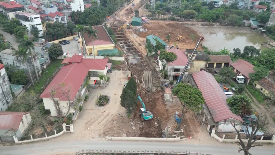 Tiếng máy móc, tiếng cắt thép hòa cùng dòng xe tấp nập tạo nên nhịp làm việc sôi động trên công trường.