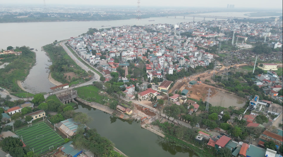 Các đơn vị thi công đang nạo vét cống hiện trạng khớp nối với mương dẫn nước vào sông Tô Lịch trên đường Phạm Văn Đồng.