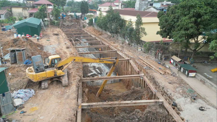 Công trường vẫn đang tiếp tục phần cuối của dự án.