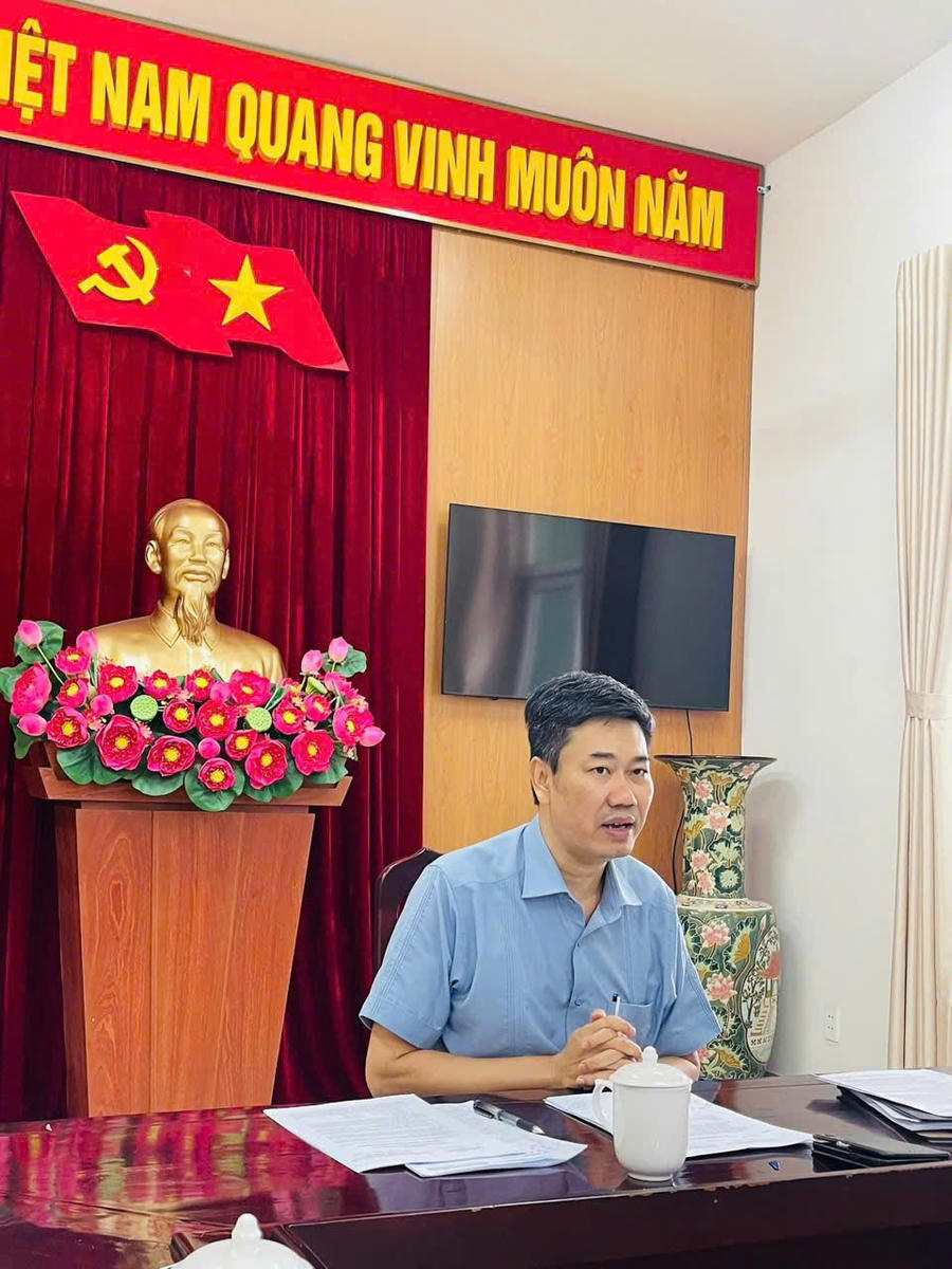 Đồng chí Viên Hồng Tiến, Thành ủy viên, Bí thư Đảng ủy, Chủ tịch HĐND phường chủ trì hội nghị.