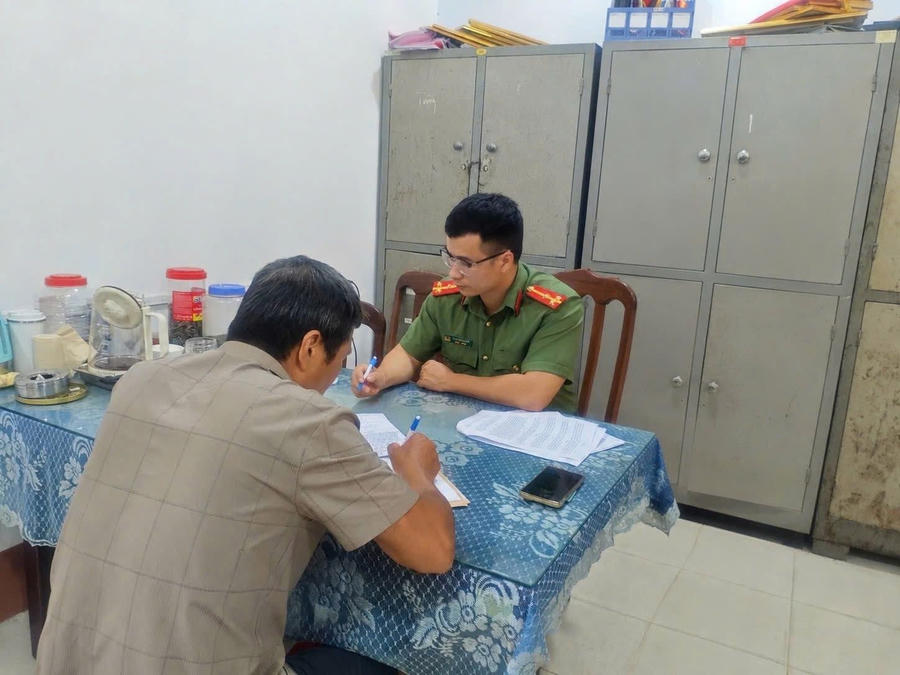 Cán bộ Công an xã Na Sầm làm việc với công dân vi phạm.