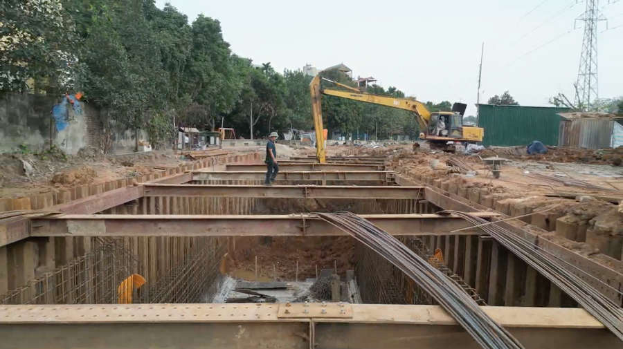Hình ảnh công nhân, máy móc hoạt động bất chấp thời tiết nắng nóng.