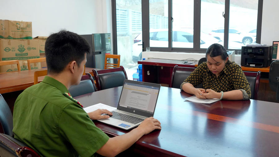 Lấy lời khai đối tượng Nguyễn Phương Thảo tại cơ quan Công an. (Ảnh: Công an Lào Cai).