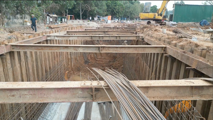 Sắt thép đã tập kết tại dự án.