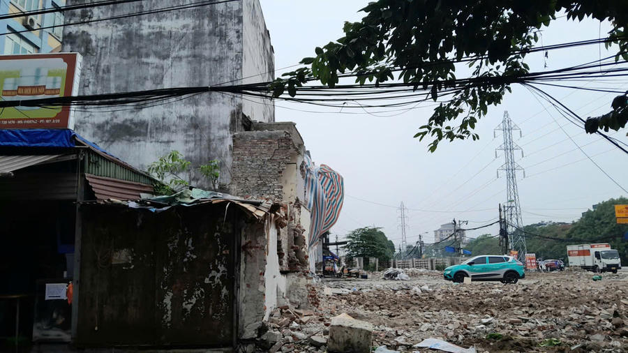 Việc tận dụng phần còn lại rất nhỏ của những căn nhà này để sử dụng là hết sức nguy hiểm, mất an toàn và không đủ điều kiện về mặt bằng xây dựng, gây mất mỹ quan đô thị.