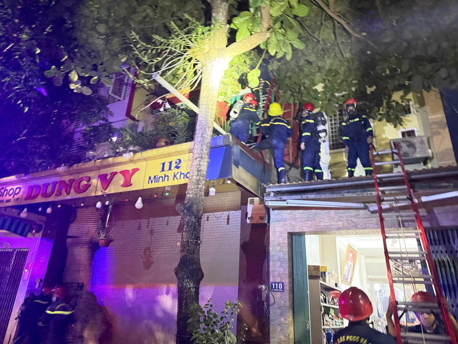 Cảnh sát tiếp cận hiện trường vụ cháy. Ảnh C.A