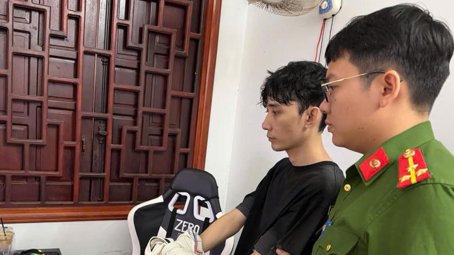 Đối tượng cầm đầu đường dây Tô Văn Hùng (áo trắng) và Hoàng Quốc Cường (trên cùng), Trương Công Phi (dưới cùng). (Ảnh: Công an tỉnh Hưng Yên)