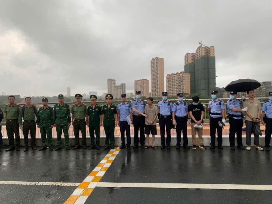 Lực lượng chức năng Việt Nam bàn giao 7 công dân Trung Quốc cho cơ quan chức năng nước bạn.