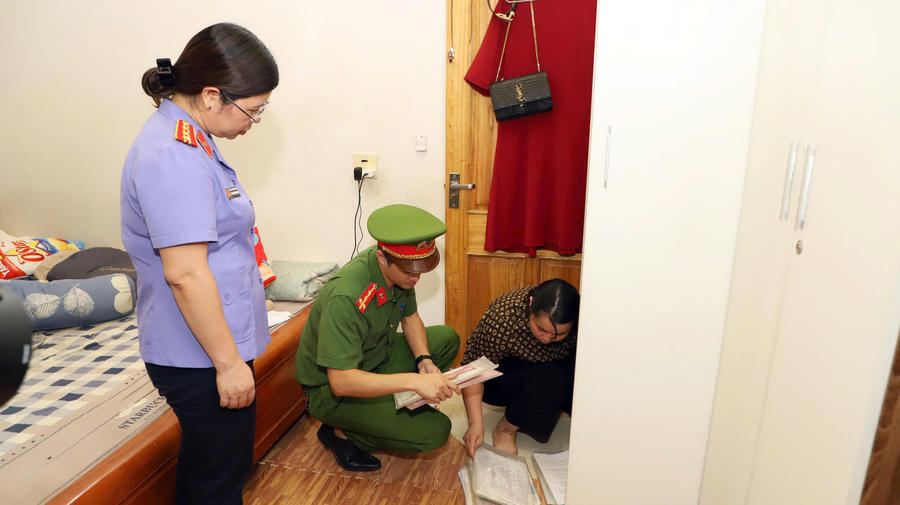 Cơ quan Cảnh sát điều tra thông báo lệnh và thi hành khám xét chỗ ở của đối tượng Nguyễn Phương Thảo. (Ảnh: Công an Lào Cai).