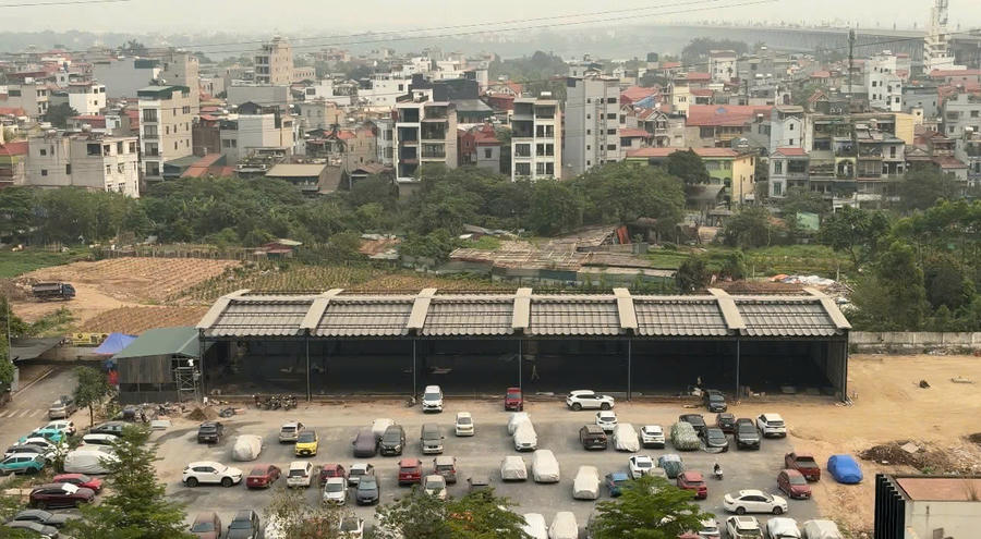 Ghi nhận ngày 16/6, công trình vẫn tồn tại và trở thành nơi tập kết hàng trăm xe điện.