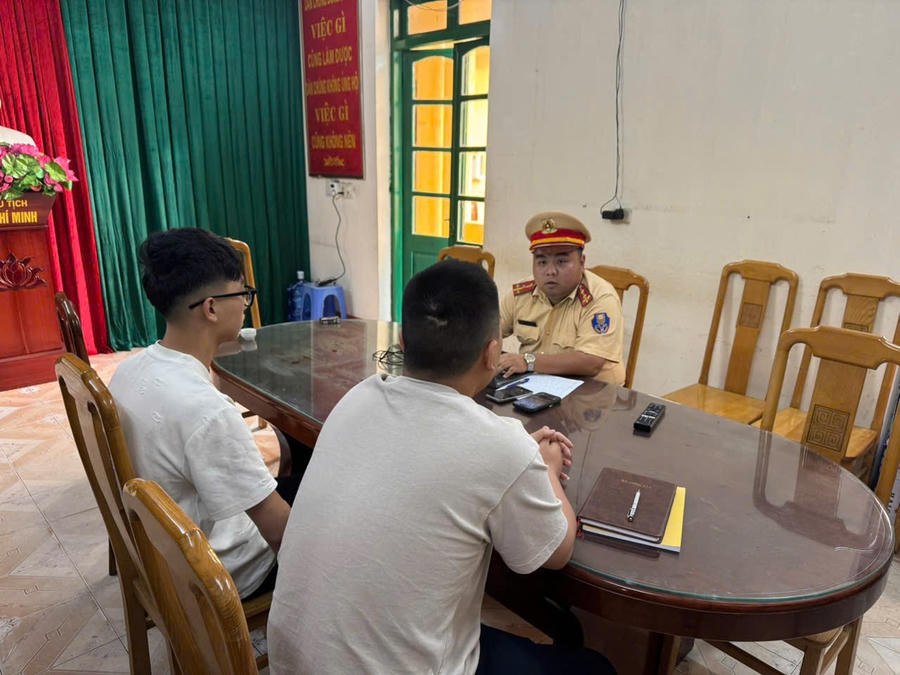 Lực lượng CSGT làm việc với nam thanh niên cùng người liên quan đến clip “bốc đầu” xe tại Bãi tắm Hòn Gai.