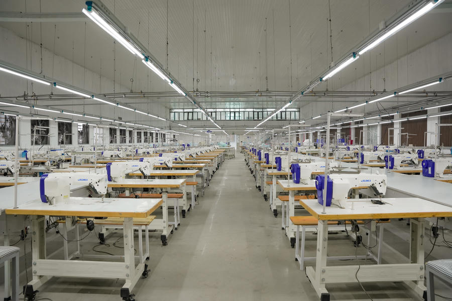 Nhà xưởng may chính khoảng 1.400 m², đáp ứng quy mô dây chuyền sản xuất đến 400 lao động