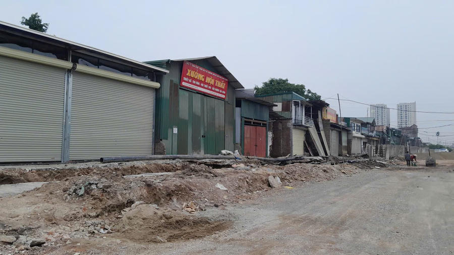 Sau nhiều năm chậm tiến độ, dự án mở rộng đường Tam Trinh đến nay cơ bản đã hoàn thành giải phóng mặt bằng. Những căn nhà quây tôn xuất hiện bên cạnh tuyến đường.