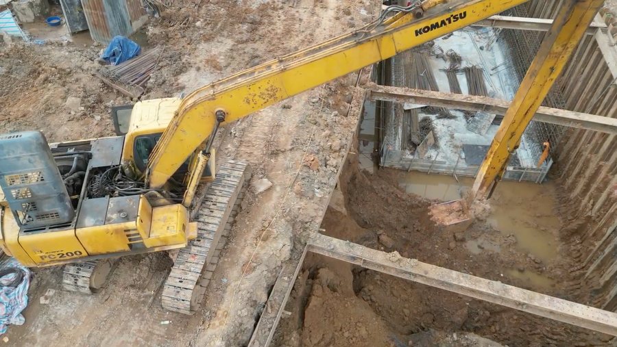 Hình ảnh máy xúc làm việc tại dự án&nbsp;cải tạo tuyến kênh Thụy Phương.