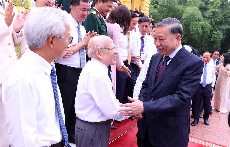 Tổng Bí thư, Chủ tịch nước Tô Lâm với các nhà báo tiêu biểu. (Ảnh: Văn Điệp/TTXVN)
Tổng Bí thư, Chủ tịch nước Tô Lâm với các nhà báo tiêu biểu. (Ảnh: Văn Điệp/TTXVN)