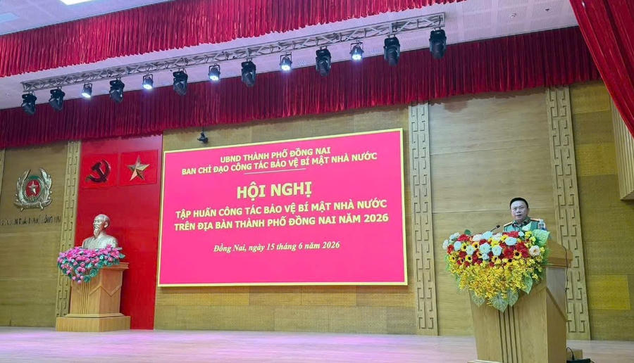 Báo cáo viên quán triệt công tác bảo vệ bí mật nhà nước tại hội nghị tập huấn.