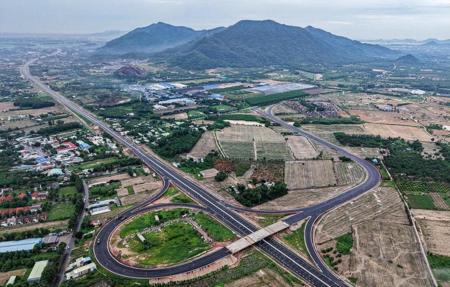Cao tốc Biên Hòa - Vũng Tàu dài 54km đi qua thành phố Đồng Nai, là cầu nối địa phương với khu vực Nam Bộ.