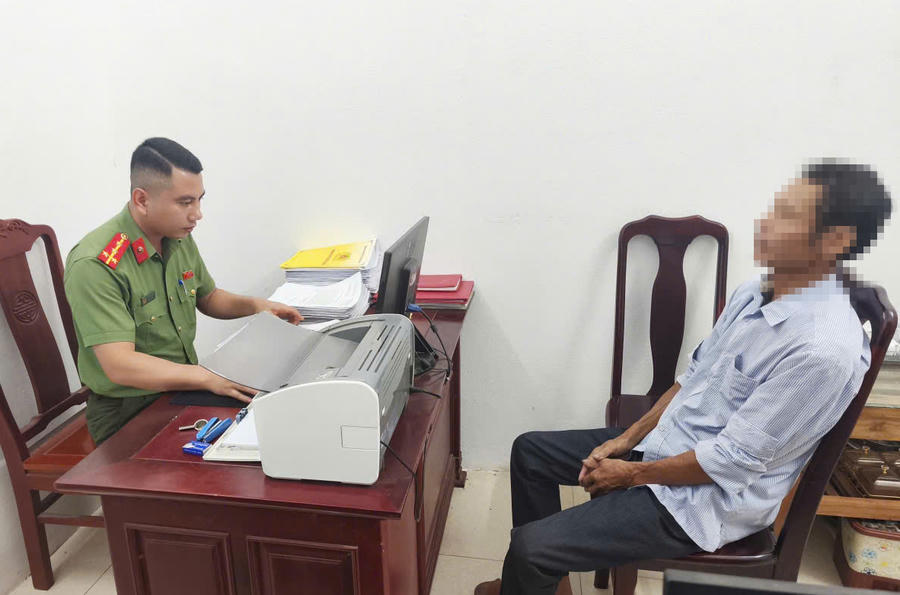 Cán bộ công an tuyên truyền cho người dân cần thận trọng khi tham gia một số hội, nhóm trên mạng xã hội. (Ảnh: CATH)