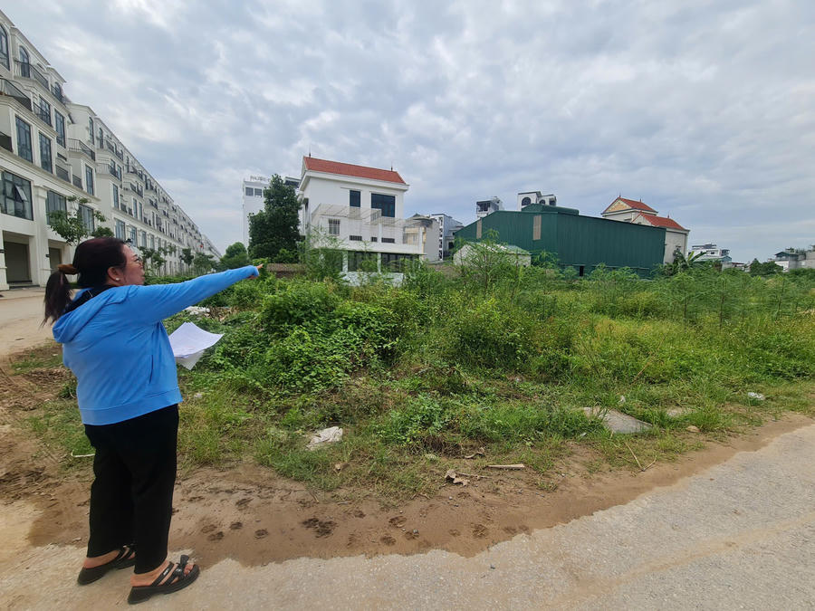 Bà Hoàng Thị Dư tại khu đất liên quan đến vụ việc khởi kiện.
