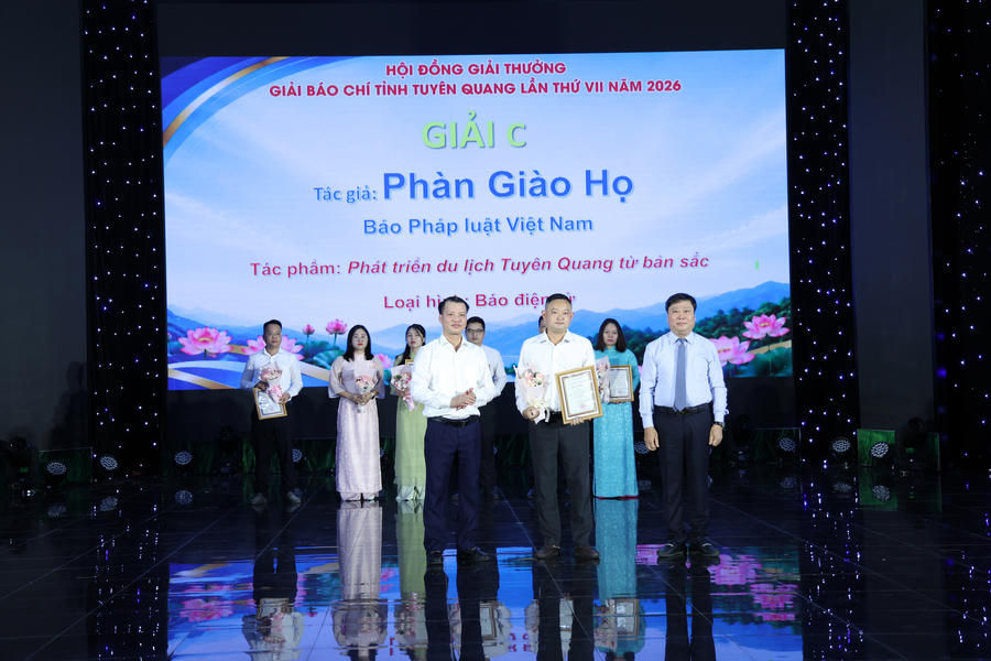 Phóng viên Báo Pháp luật Việt Nam vinh dự đạt giải C, giải báo chí tỉnh Tuyên Quang năm 2026. (Ảnh: Đức Thắng).