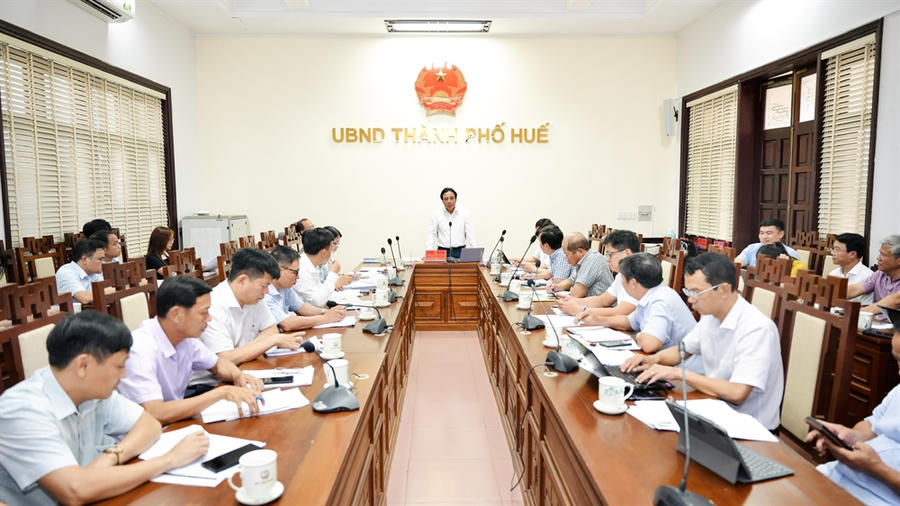 Chủ tịch UBND thành phố Huế Nguyễn Khắc Toàn chủ trì cuộc họp. (Ảnh: hue.gov.vn)