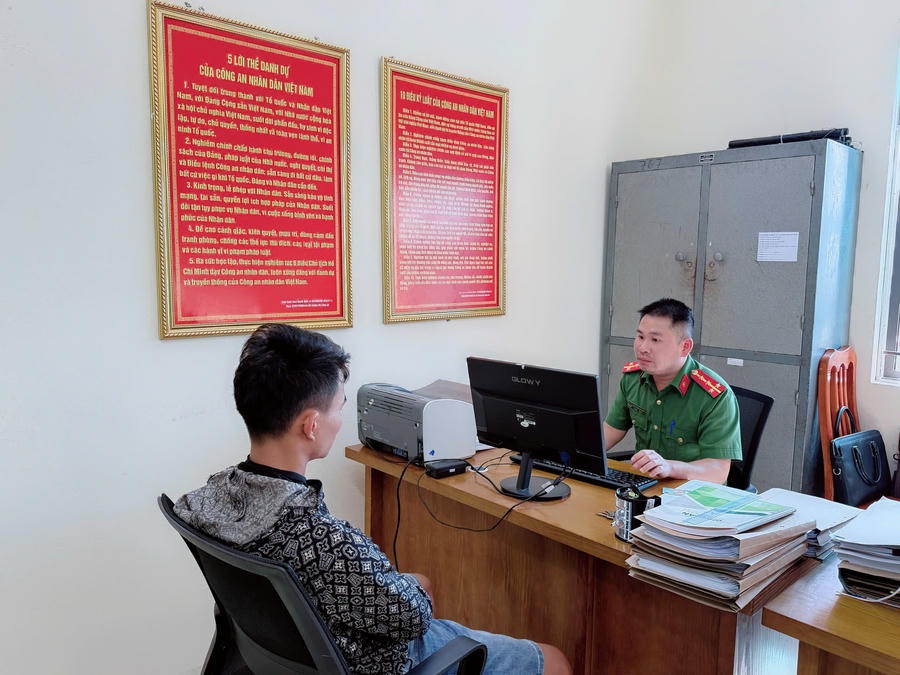 Cơ quan chức năng xử phạt đối tượng T.V.B. (Ảnh: Mạnh Thắng).