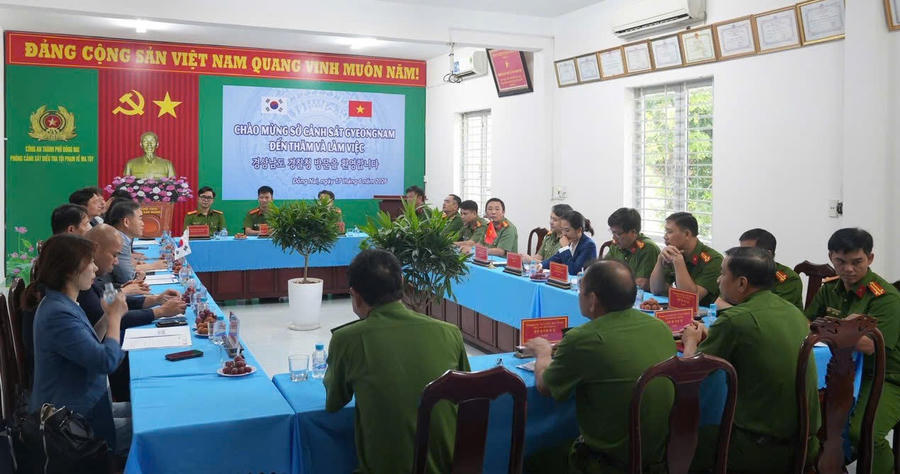 Quang cảnh buổi làm việc. 