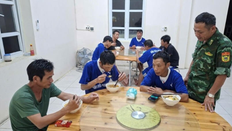 Cán bộ Đồn Biên phòng Đảo Trần chăm sóc, bố trí ăn nghỉ cho 9 ngư dân sau khi được cứu nạn an toàn.