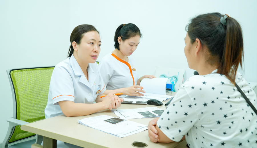 ThS.BS Lê Thị Thu Hiền tư vấn cho cặp vợ chồng thăm khám, thực hiện IVF.
