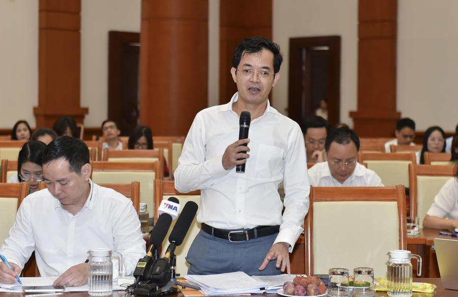 Ông Trương Bá Tuấn, Phó Cục trưởng Cục Quản lý, giám sát chính sách thuế, phí và lệ phí trả lời tại buổi họp báo. (Ảnh: Bộ Tài chính)