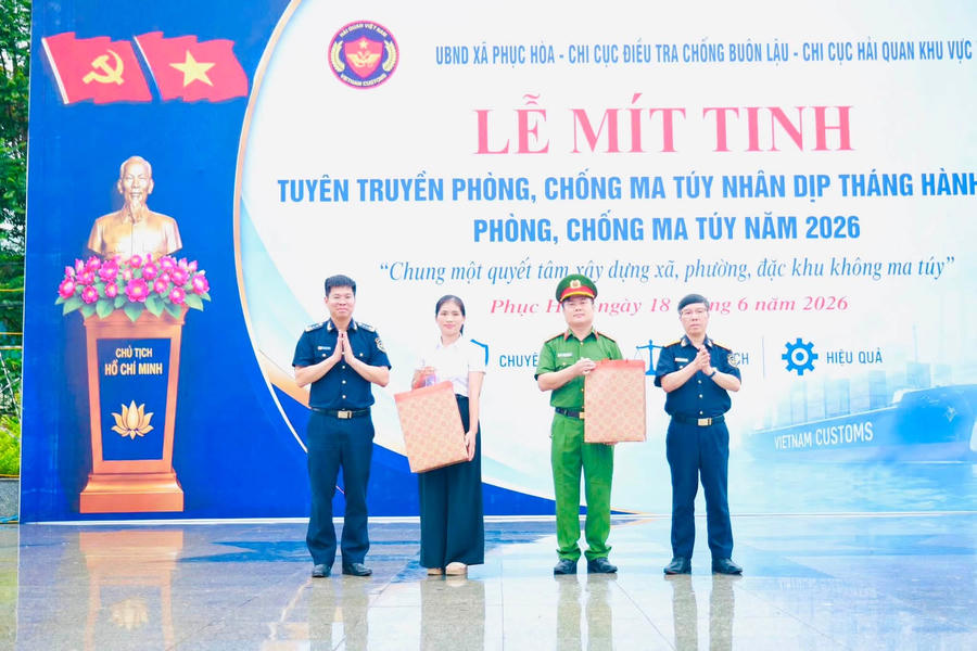 Lãnh đạo Cục Hải quan và Chi cục điều tra chống buôn lậu tặng quà cho các cơ quan, đơn vị có thành tích trong công tác tuyên truyền, vận động cai nghiện ma túy trên địa bàn xã Phục Hòa.