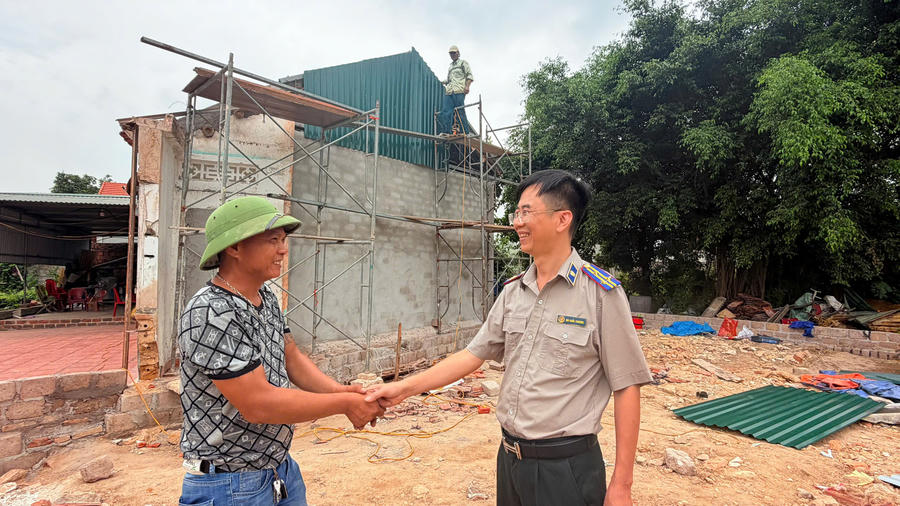 Anh Nguyễn Văn Tình vui mừng khi được trả lại đất tranh chấp, khi được anh Chương vận động đã tự nguyện xây, gia cố lại nhà cho anh Bùi Đình Chung người bị thi hành án.