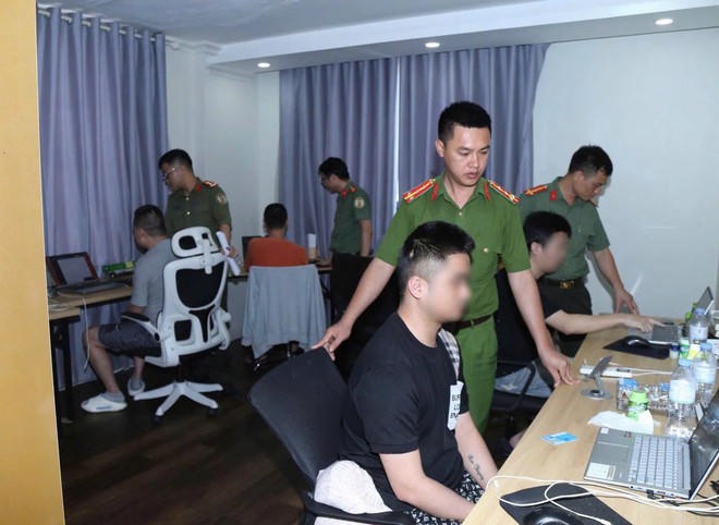 Cơ quan C.A khám xét nơi ở và lấy lời khai của các đối tượng. Ảnh C.A tỉnh Bắc Ninh