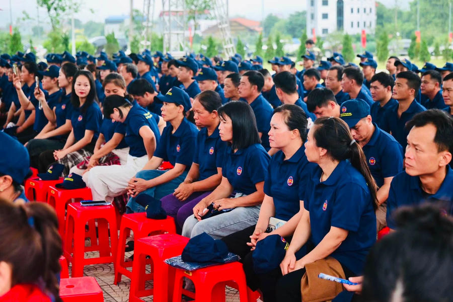 Buổi lễ có sự tham dự đông đảo của người dân.