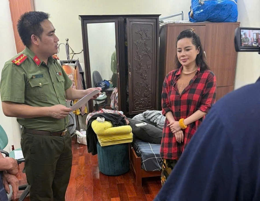 Cán bộ Cơ quan An ninh điều tra – Công an TP Hà Nội đọc lệnh khám xét nơi ở của đối tượng Nguyễn Thiên Hương.