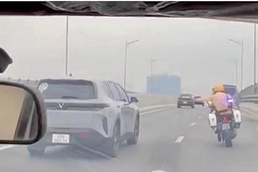 CSGT hỗ trợ mở đường cho xe chở sản phụ nhanh chóng đến bệnh viện.