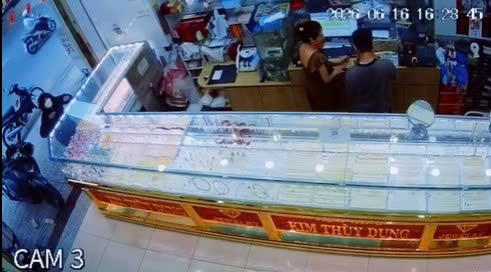Tiệm vàng xảy ra vụ cướp giật. Ảnh: Công an phường Thuận Giao