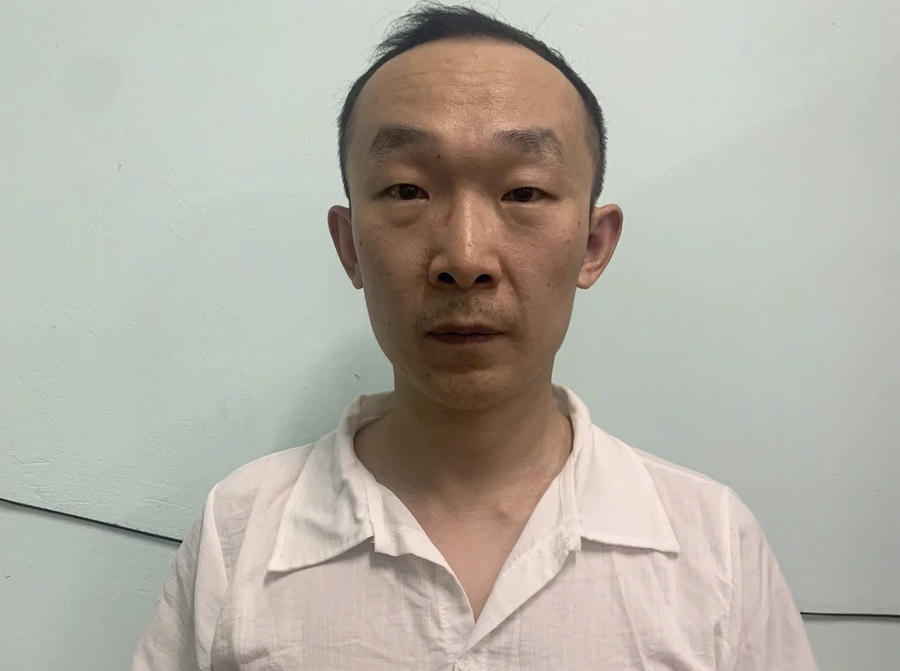 Đối tượng Zhao Wei Zhong (A Châu) tại cơ quan công an. Ảnh: Công an Phú Thọ.
