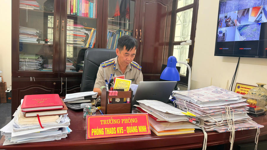 Chấp hành viên Bùi Quốc Chương (Trưởng phòng thi hành án dân sự khu vực 5 thuộc thi hành án dân sự tỉnh Quảng Ninh).
