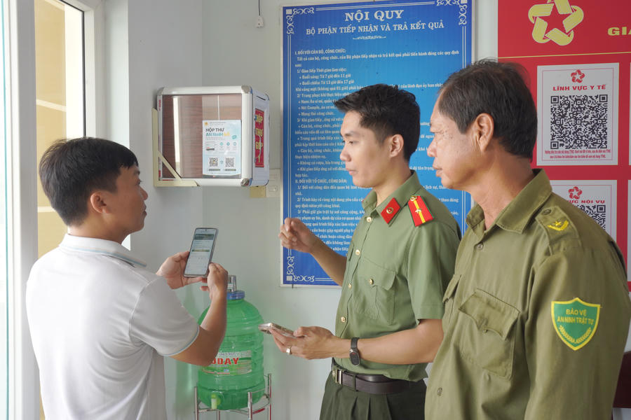 Cán bộ Công an xã Tạ An Khương hướng dẫn người dân sử dụng “Hộp thư An ninh số” để gửi phản ánh, kiến nghị liên quan đến an ninh, trật tự.