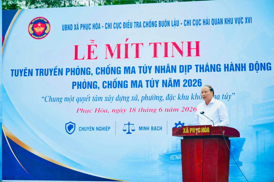 Phó Chủ tịch UBND tỉnh Hoàng Văn Thạch phát biểu tại buổi lễ.