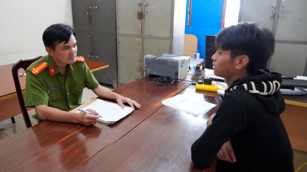 Cơ quan chức năng làm việc với một đối tượng mang hung khí gây rối ra đường, gây rối loạn trật tự. (Ảnh: Công an tỉnh Gia Lai)