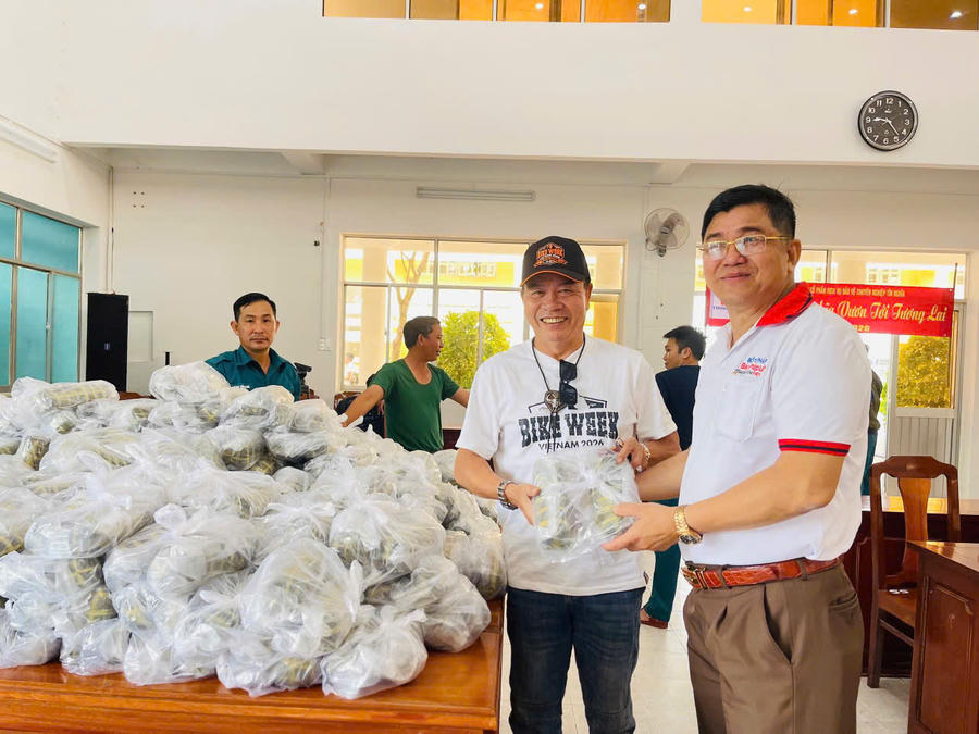 Tác giả Huỳnh Ngọc Hiếu (bìa phải) - Phó trưởng VPĐD Báo Pháp luật Việt Nam tại TP Hồ Chí Minh trong một chuyến công tác thiện nguyện xã hội dịp Tết Bính Ngọ 2026. 