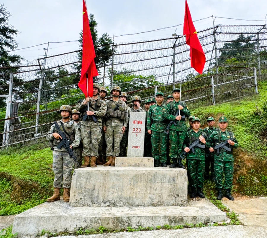 Hai bên chụp ảnh lưu niệm tại mốc 323 thể hiện tinh thần hữu nghị, hợp tác trong công tác quản lý, bảo vệ trên tuyến biên giới Việt Nam- Trung Quốc. (Ảnh: Hoàng Chính).