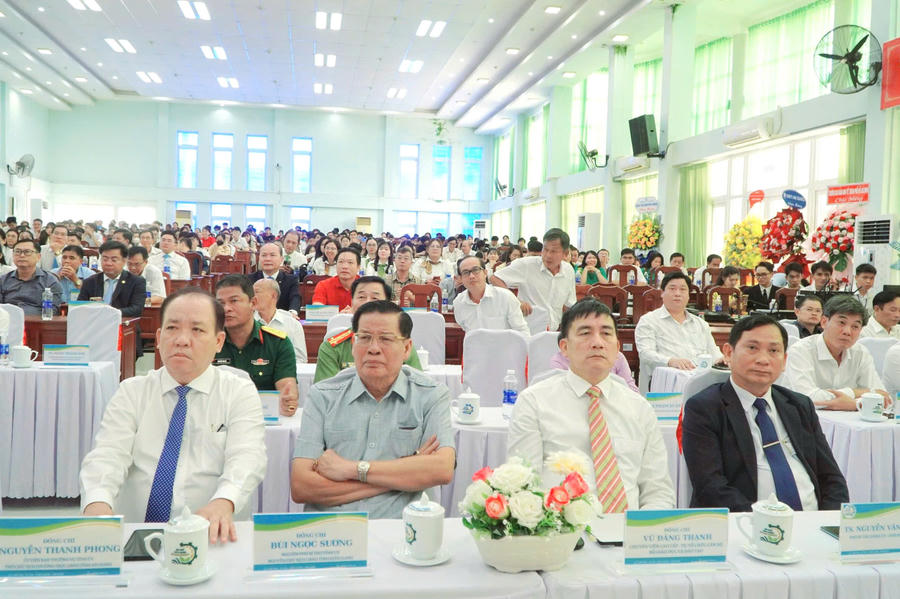 Các đại biểu tham dự.