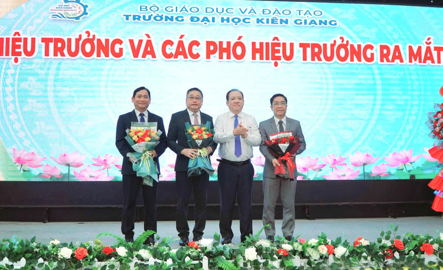 Ông Nguyễn Thanh Phong - Phó Chủ tịch UBND tỉnh An Giang (đứng thứ 2 từ trái sang) tặng hoa chúc mừng Hiệu trưởng, Phó Hiệu phó trường Đại học Kiên Giang.