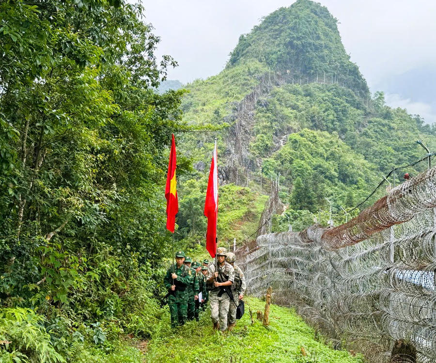 Đồn Biên phòng Nghĩa Thuận, Bộ đội Biên phòng tỉnh Tuyên Quang (Việt Nam) và Trạm Hội ngộ Hội đàm Biên phòng khu vực Phú Ninh, Quân Giải phóng Nhân dân Trung Quốc tổ chức tuần tra song phương từ khu vực mốc 323 đến mốc 325. (Ảnh: Hoàng Chính).