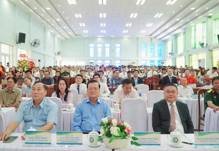 Các đại biểu tham dự.