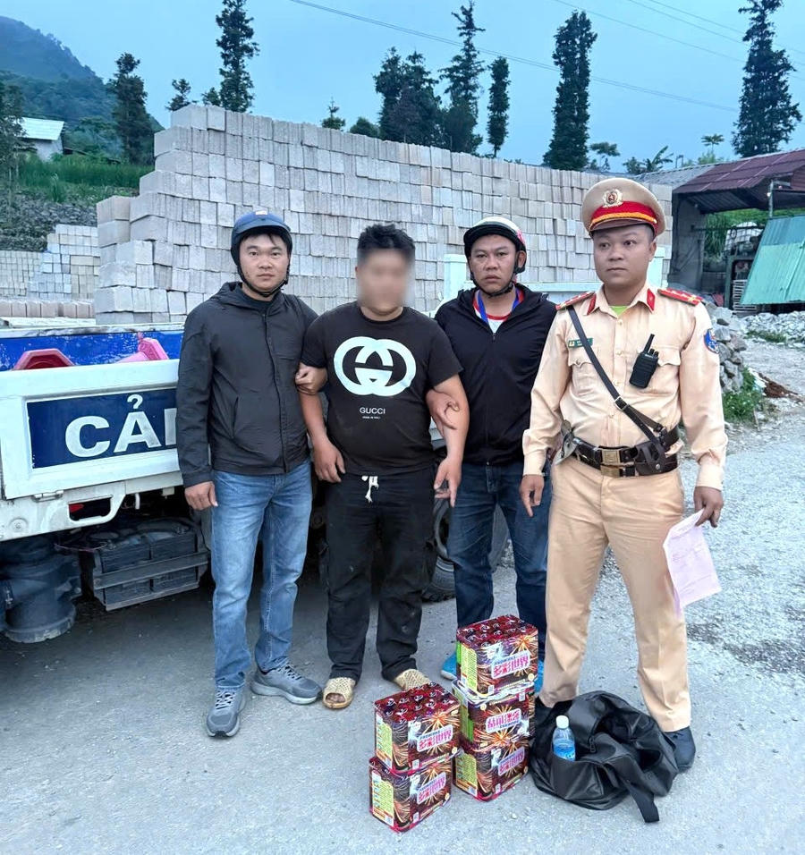 Đối tượng M.Đ.C (đứng thứ hai từ trái sang) cùng tang vật bị lực lượng Cảnh sát giao thông Công an tỉnh Tuyên Quang phát hiện, bắt giữ.